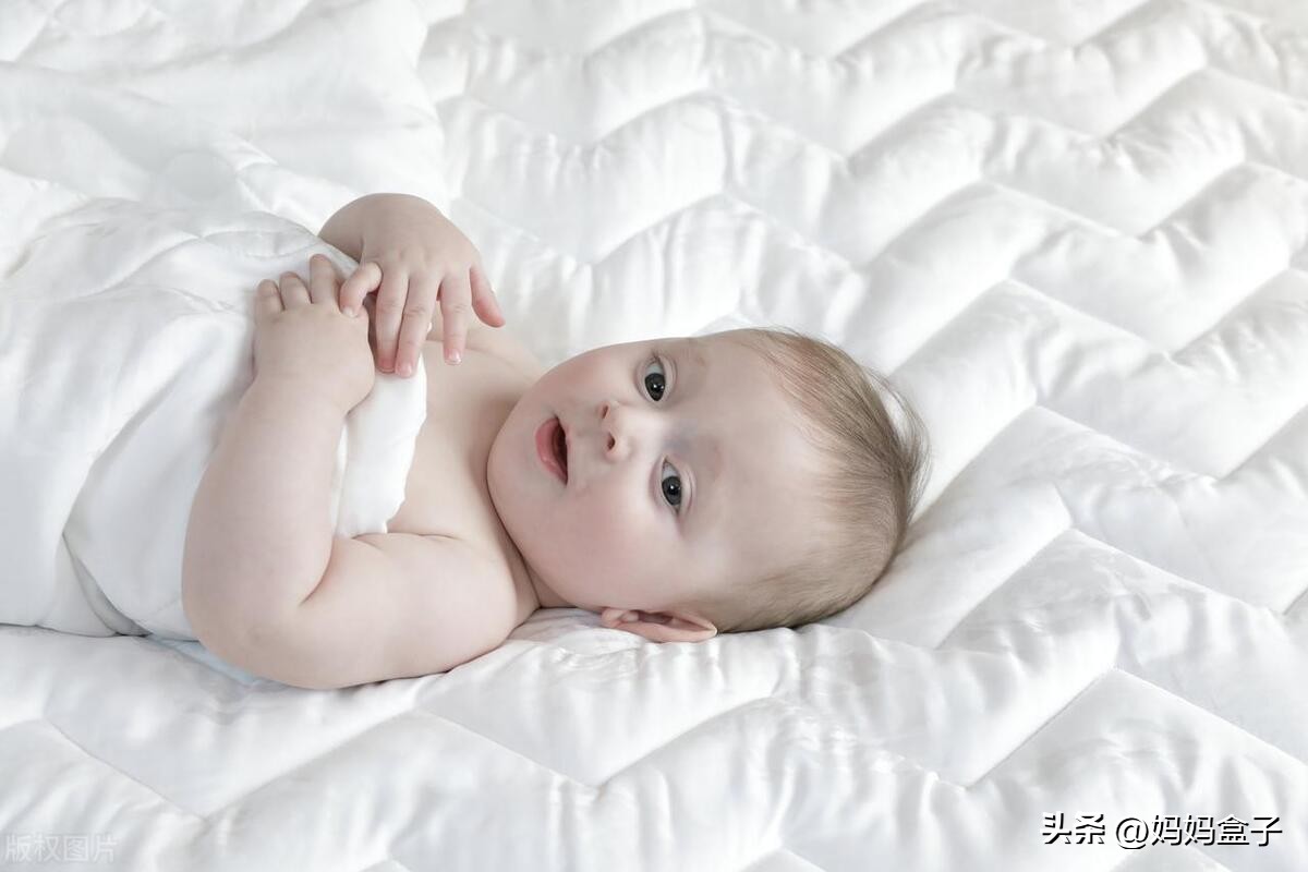 让宝宝睡圆头,想给宝宝睡圆头可是宝宝一碰就醒