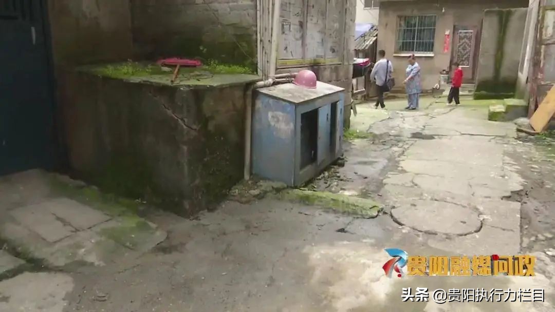 一下大雨就往外冒污水,下雨小区化粪池很臭