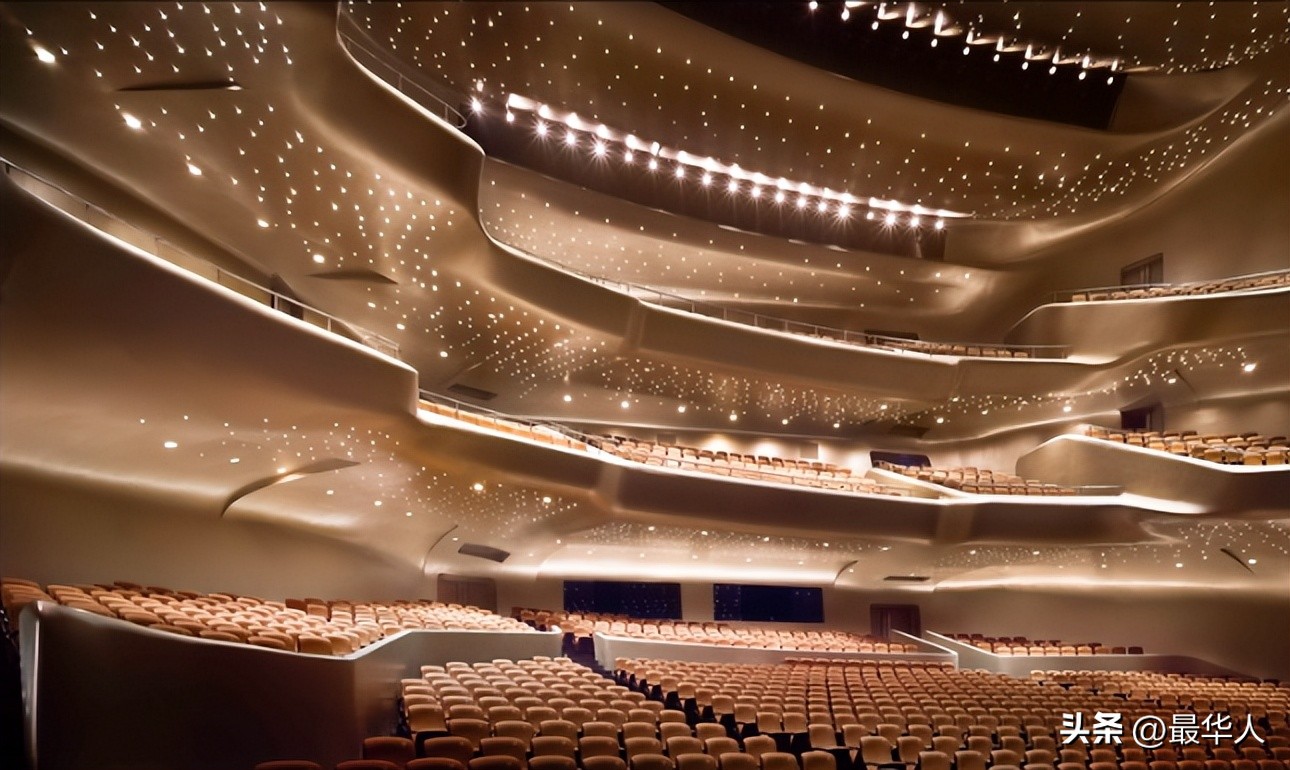 伊拉克“建筑女魔头”：一生未婚，争议无数，却活成了一个传奇