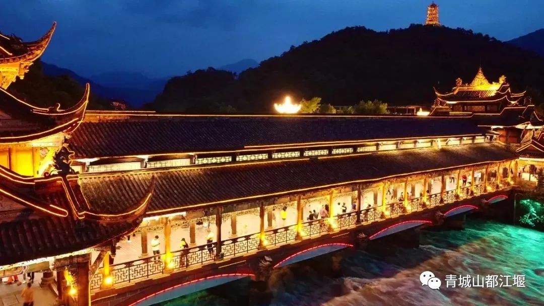 初秋城市漫游指南！都江堰8大爆款夜游地全在这里，吹河风尝美食get暴走两万步的畅快~