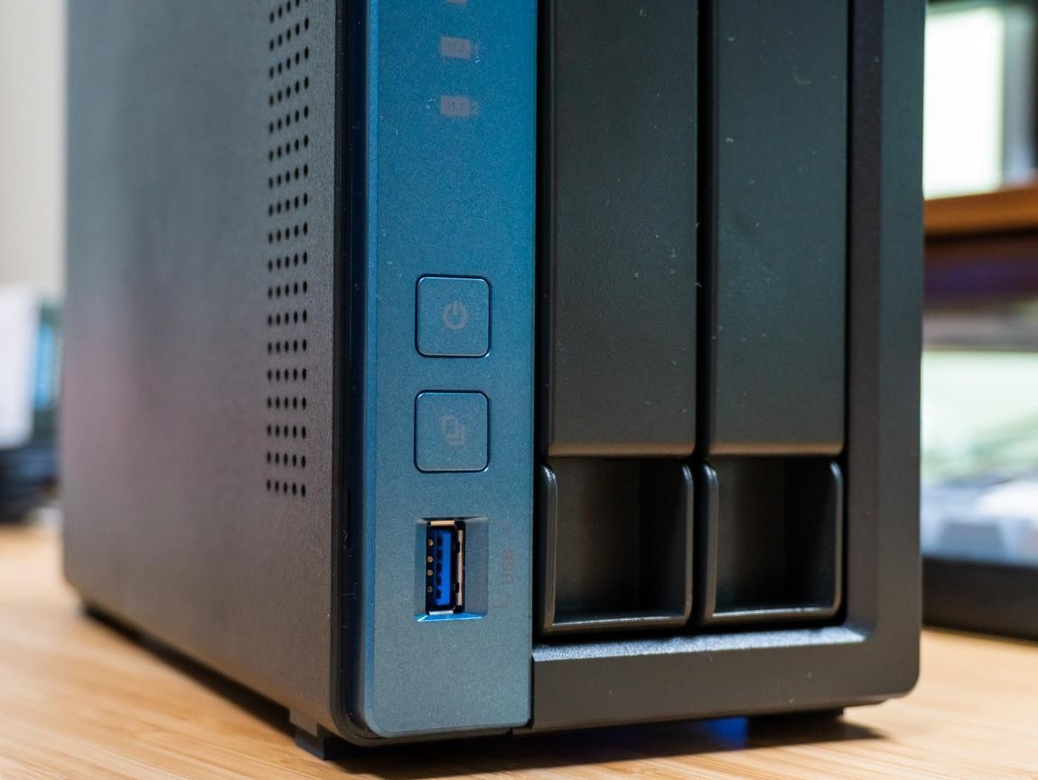 新手轻松玩转的NAS丨威联通TS-216+东芝N300开箱体验