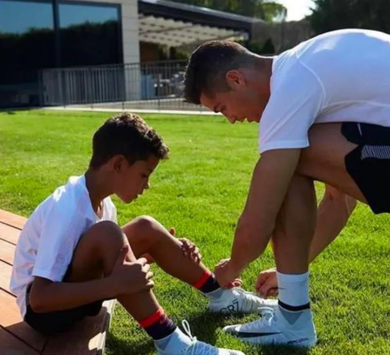 c罗12岁的时候,c罗12岁才踢球吗