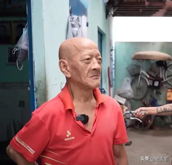 越南有位大爷从出生开始就浑身无毛，女友去世后他选择终身不娶