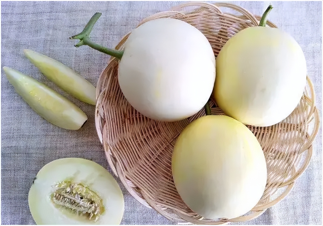 买香瓜是白绿皮还是黄皮好,香瓜选瓜脐凸出来的还是凹进去的