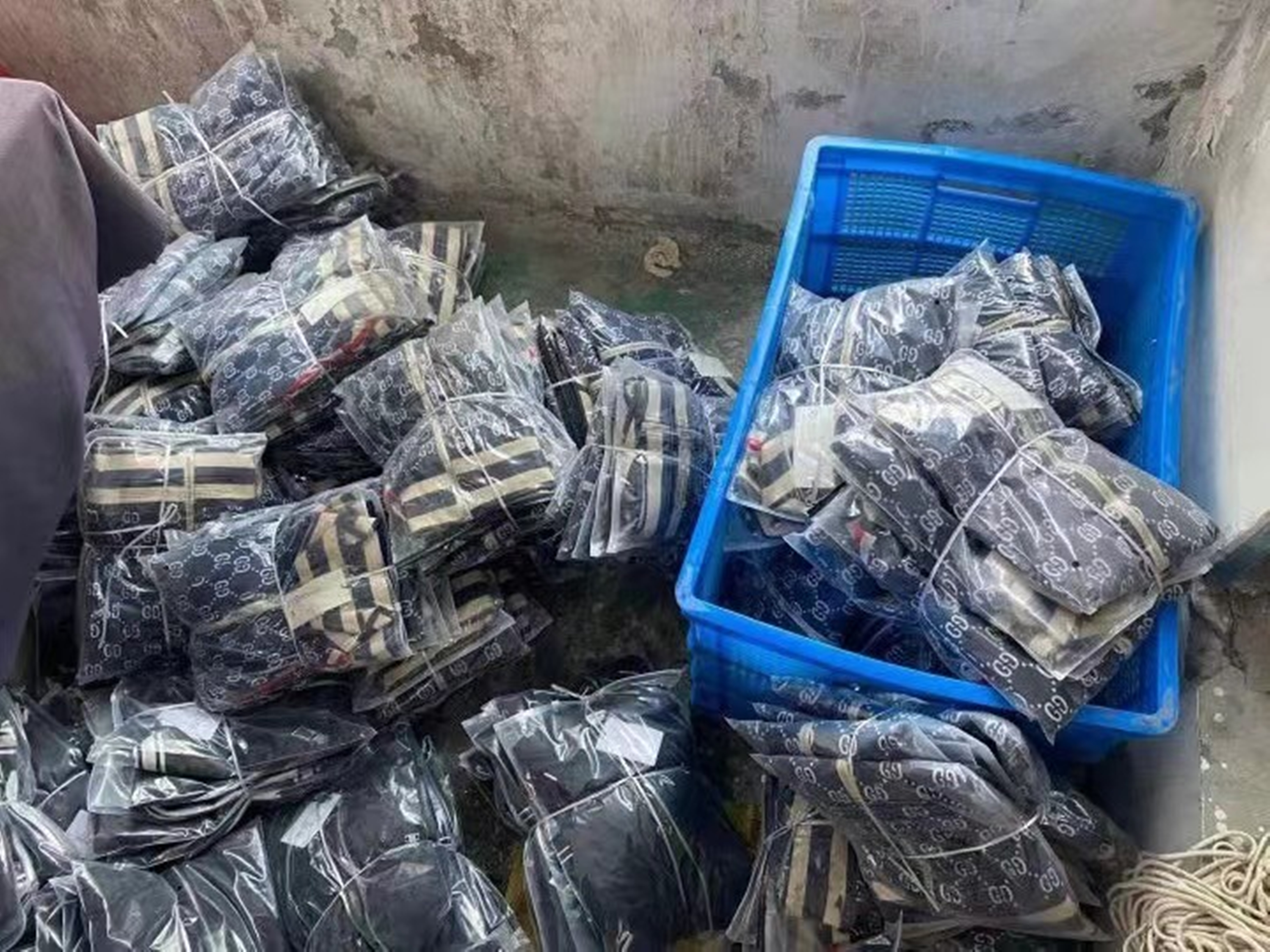 售卖假名牌遭处罚,男子卖假名牌被处罚后自产自销