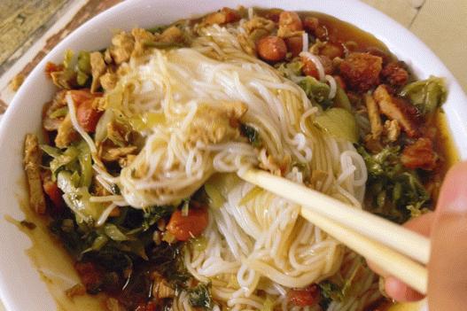 早餐烤乳猪，海鲜论盆卖？这座海岛小城舒坦得有点离谱了