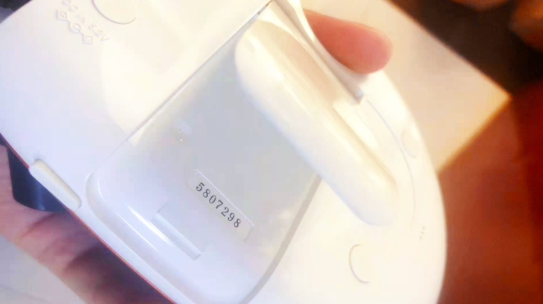 中间凹进去的音箱,中间镂空音箱