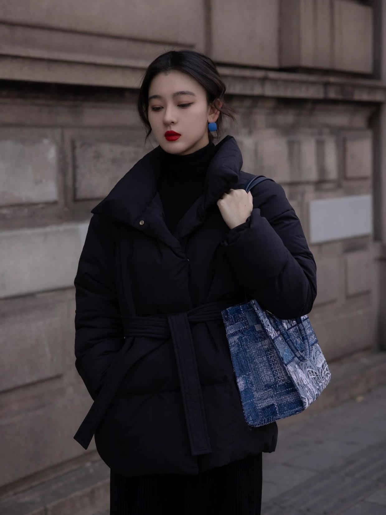 黑色羽绒服穿搭高级感中款,黑色羽绒服冬季高级感穿搭小个子