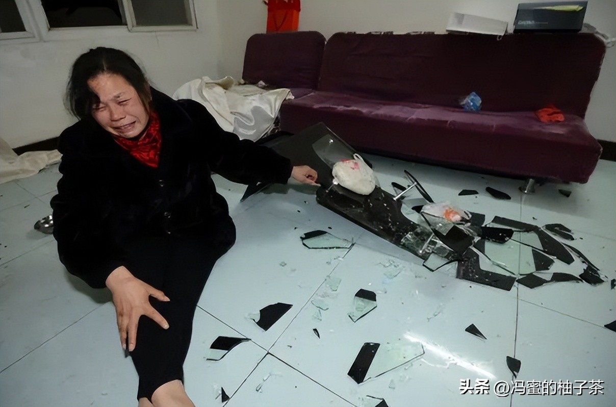 三个穷小伙被姐姐收留20年后报恩,十年前收留穷小伙10年后报恩