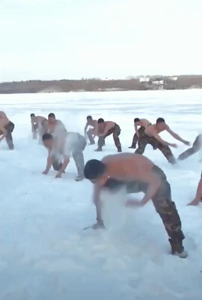 部队里打雪仗,部队打雪仗站岗