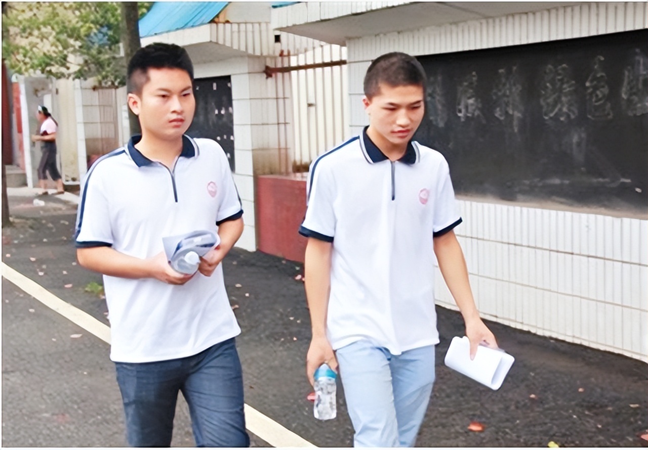 舍命夺刀误高考拒绝保送清华大学,两个夺刀少年错失高考如今怎样了