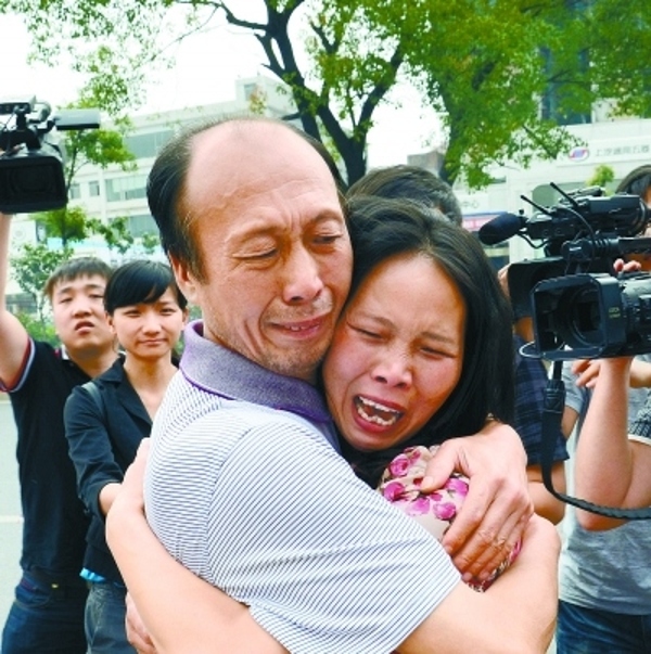 母亲出轨抛弃家庭和儿女,母亲出轨父亲被杀儿子心理扭曲