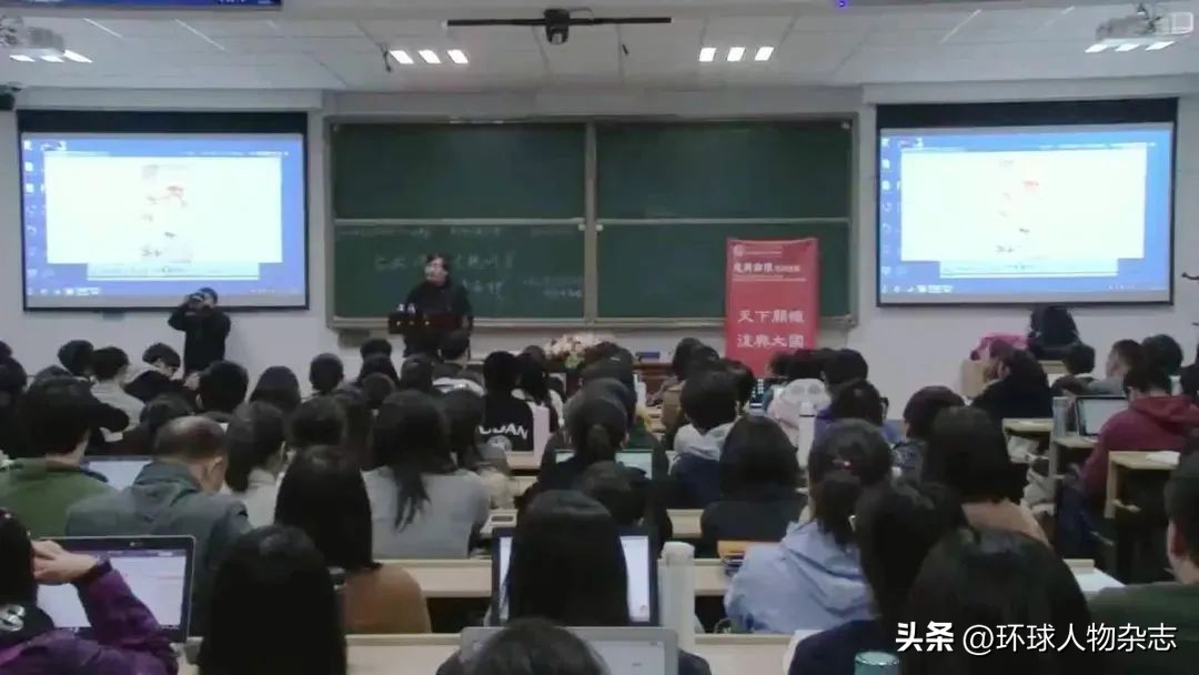 告诫女生“不要上文学的当”，72岁复旦教授又火了