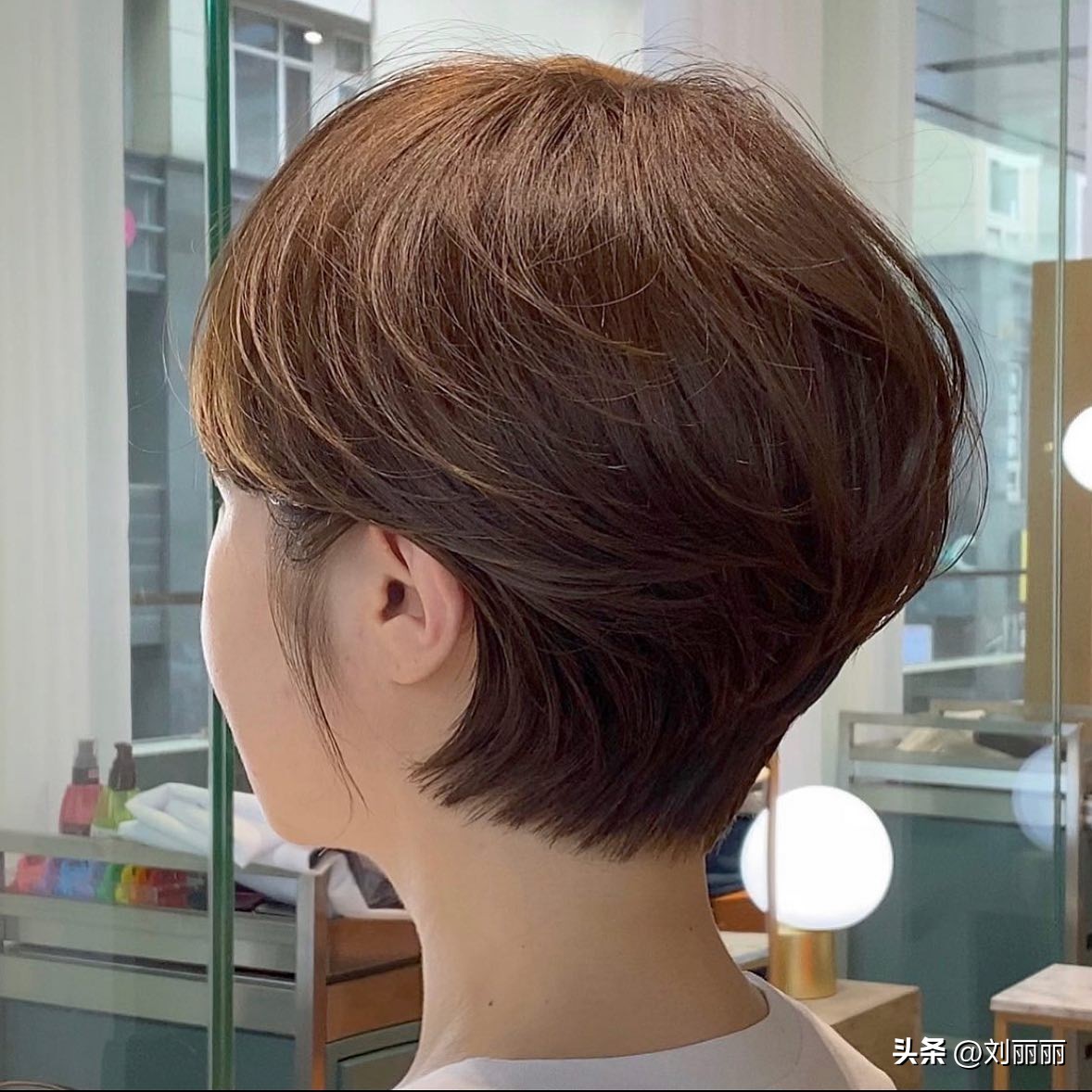 减龄高马尾头顶蓬松时尚发型扎法,40岁减龄发型短发时尚