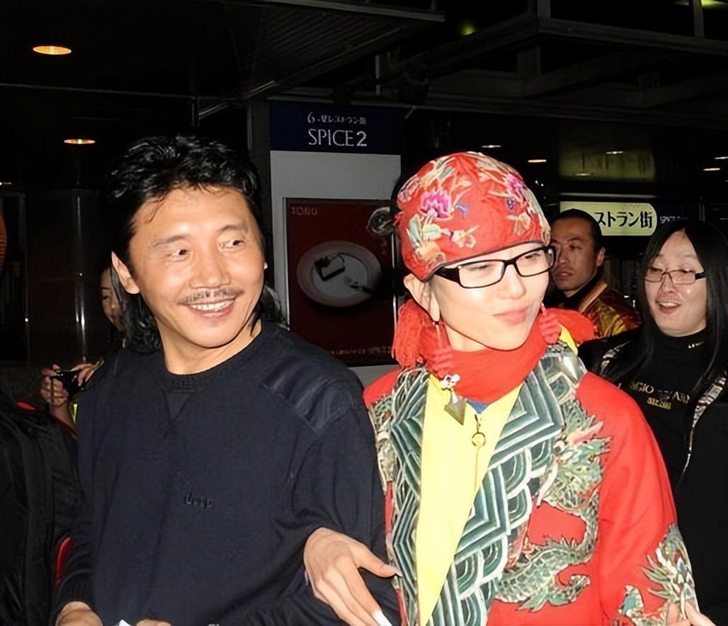 杨丽萍舞蹈再惹争议!女舞者手摸男伴私密部位,场面尴尬疑似低俗