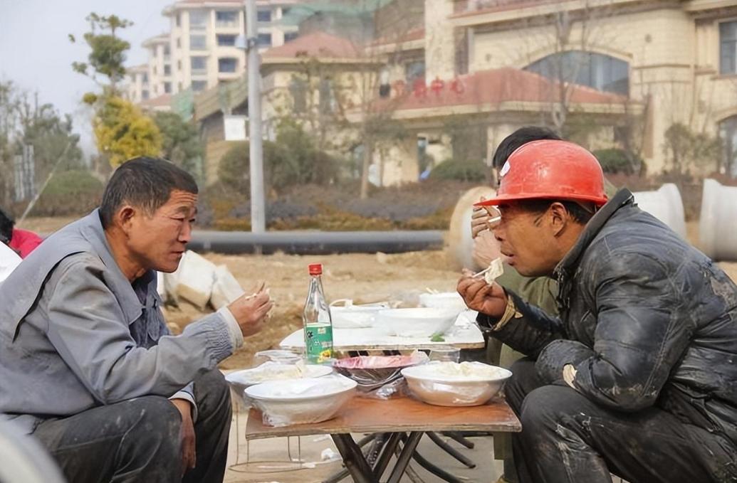 都说二锅头是清香好，可身为浓香的白牛二，为何却能创下百亿神话