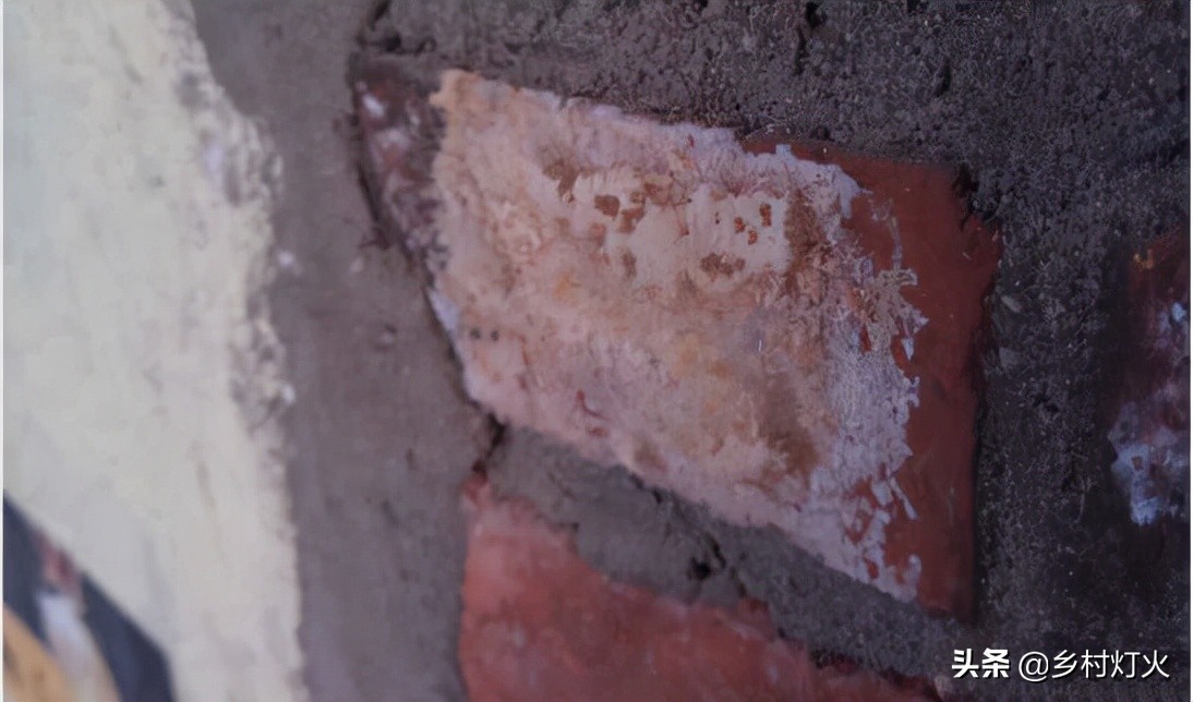 自建房墙体出白霜,农村自建房刷白后有裂缝怎么回事