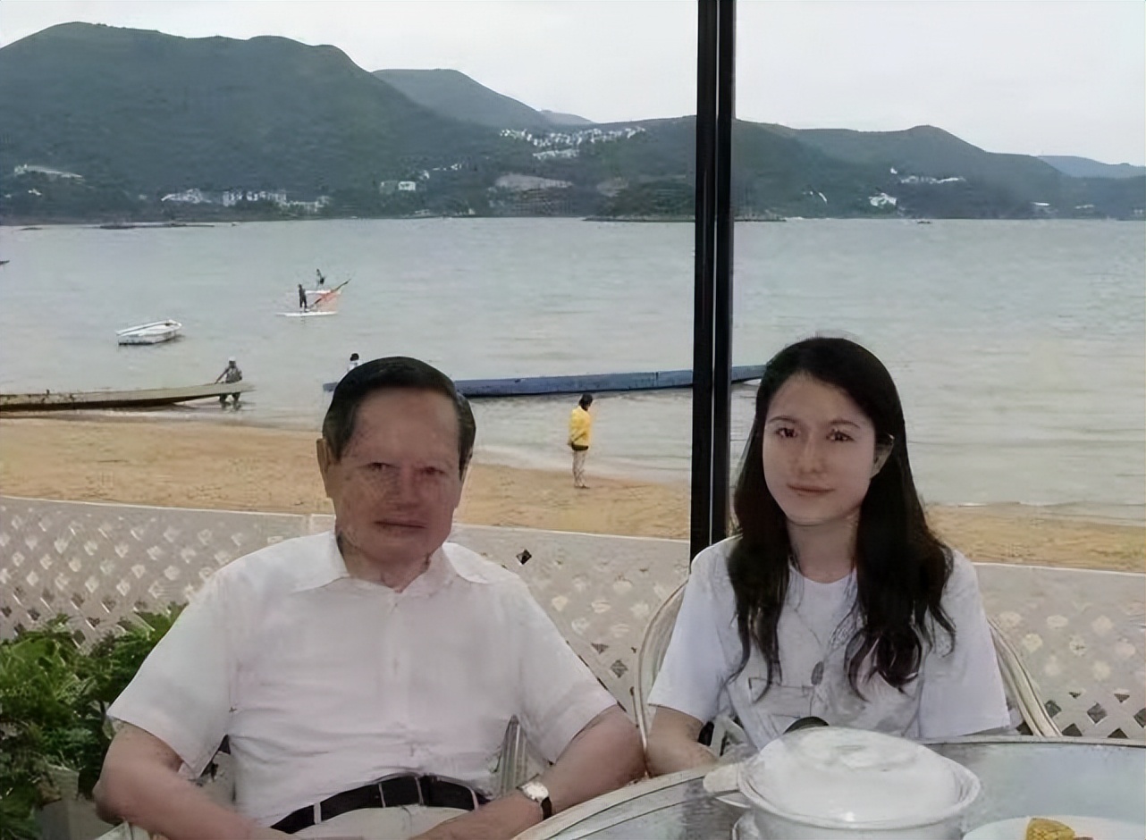 97岁杨振宁与43岁翁帆近照曝光,102岁杨振宁财产多少