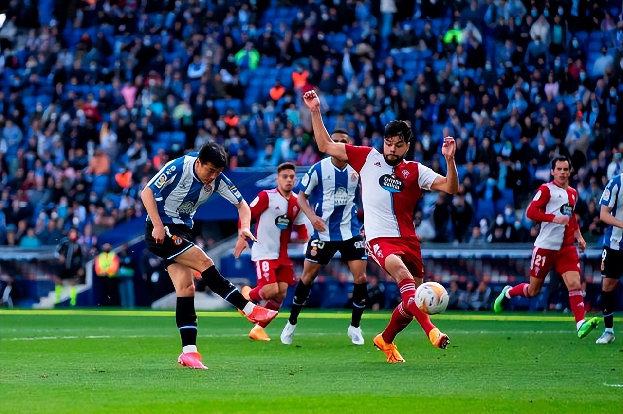 武磊绝杀塞尔塔全场高喊武磊,武磊塞尔塔凌空斩破球荒