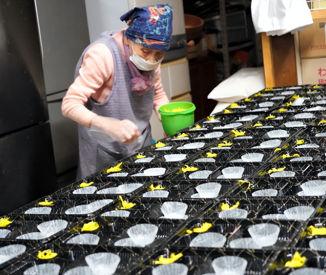 89岁双胞胎姐妹开食堂还债，每天3点半起床，用家常菜治愈无数人