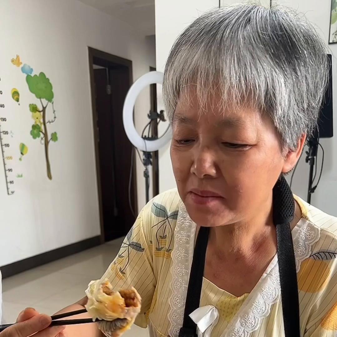 早7点起来做早饭,发现一箱紫薯抽芽了,选了几个能吃的做...