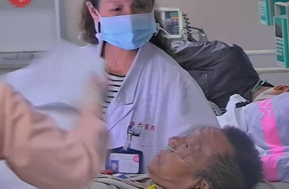 53岁父亲遭受车祸九死一生,父亲被卡车拦腰碾压救活了吗