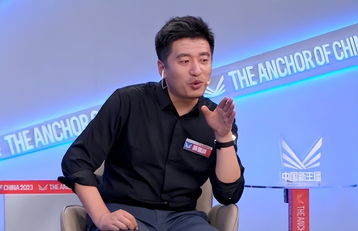 张雪峰每年仅讲课就能挣几百万？是老师还是商人，背后原因引深思