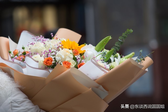 男朋友给女友发过年红包,抠门老公给女友发多少红包