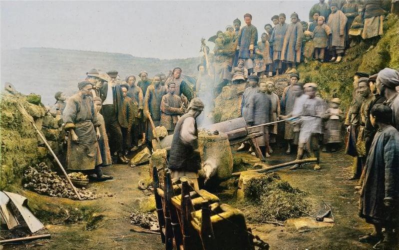 高清老照片：旗人格格大腿岔开豪放洗衣，地主三妻四妾不输女明星