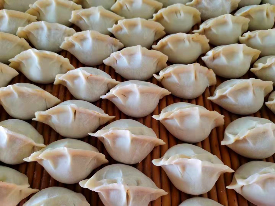 冻饺子放一会再下锅吗,冻饺子忘了放冰箱粘在一起怎么煮