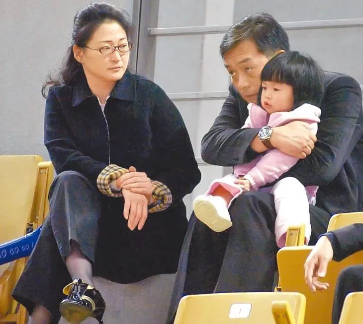 婆媳同命，不当贵妇成了强悍女掌门，扛起风华落尽的汽车王国