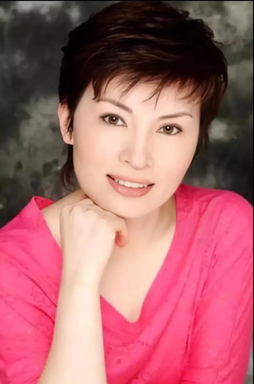 央视主持人李瑞英现在怎么样,央视新闻主播李瑞英个人简历