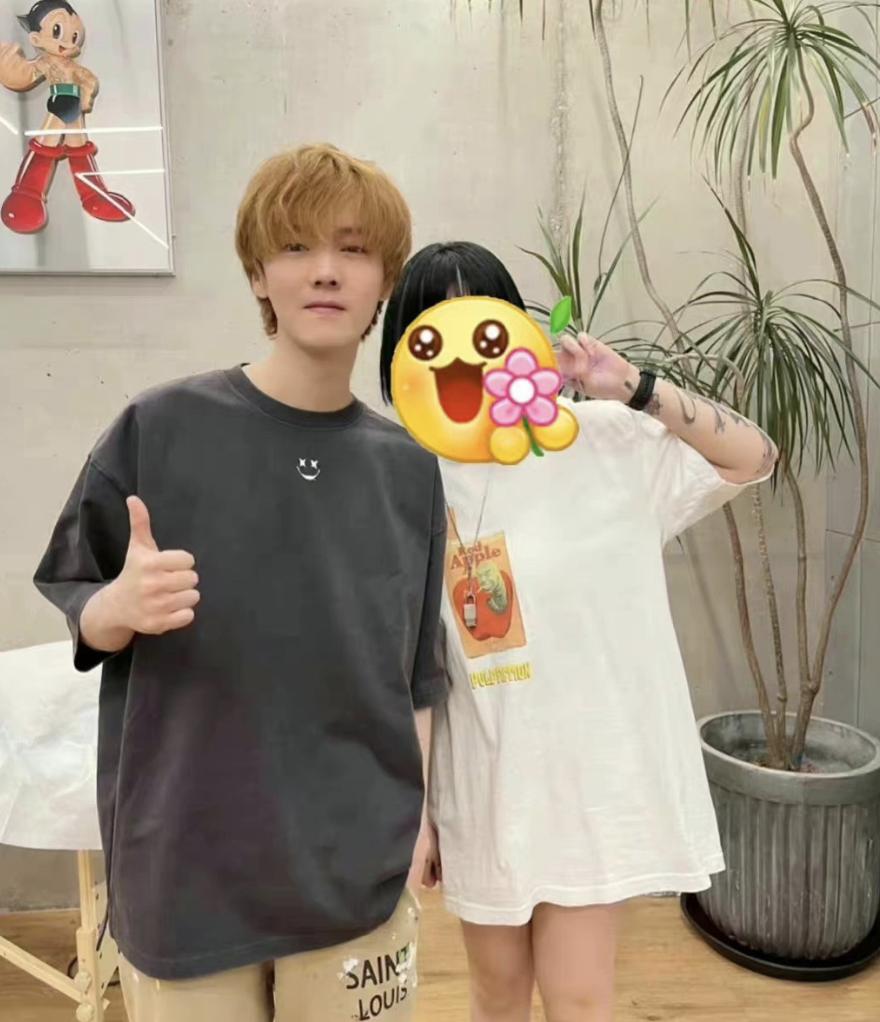 鹿晗晒纹身紫色笑脸,纹身师与鹿晗