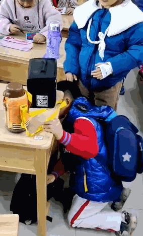 男孩致同学受伤每天帮拎包,男孩致女孩受伤