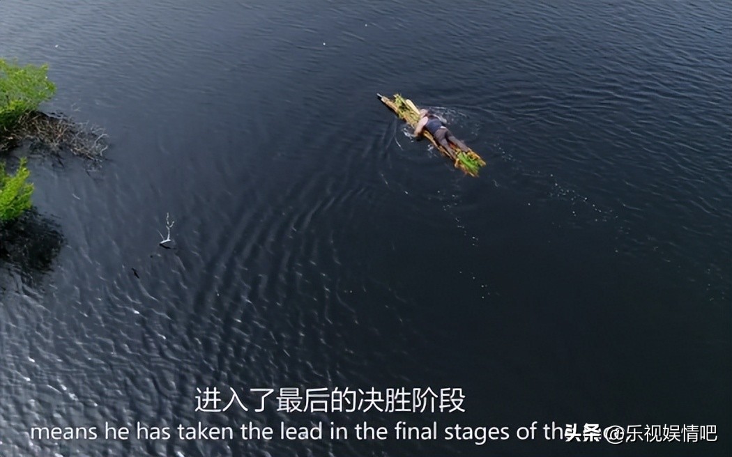 虫子拌百香果？《决胜荒野3》里，德爷又吃起雨林黑暗料理了