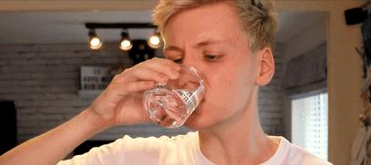 卖屁的女网红现在改卖胸部的汗了，一天能赚3万块