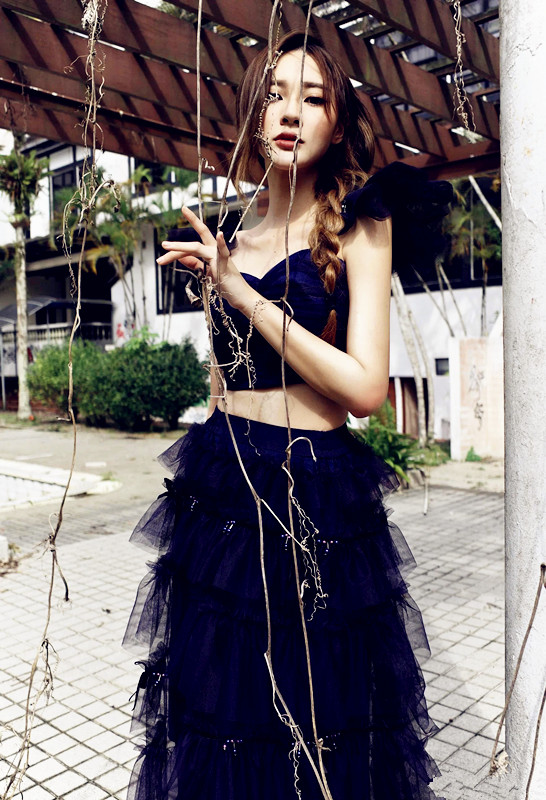 马来西亚顶级美人，坐飞机开豪车穿大牌，厨房都不忘秀A5腰