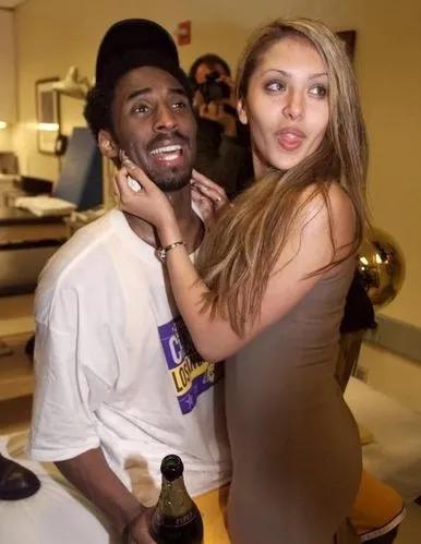 瓦妮莎引争议！与黑人男子吐舌自拍，一细节令网友炸锅：投其所好