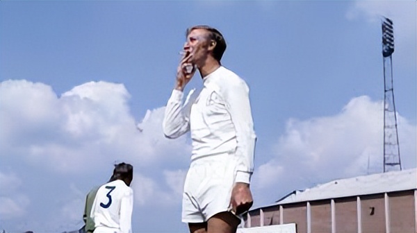 红黄牌还未出现时，足球比赛堪比角斗场！那红黄牌咋来的？