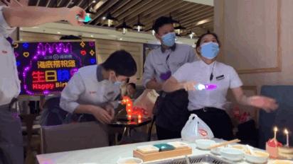 拼命搞钱的海底捞，夜市摆摊、演唱会门口拉客，半年狂赚22亿