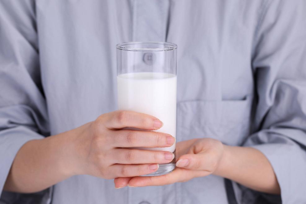 65岁老人喝牛奶好还是喝奶粉好,为什么医生不建议老年人喝牛奶