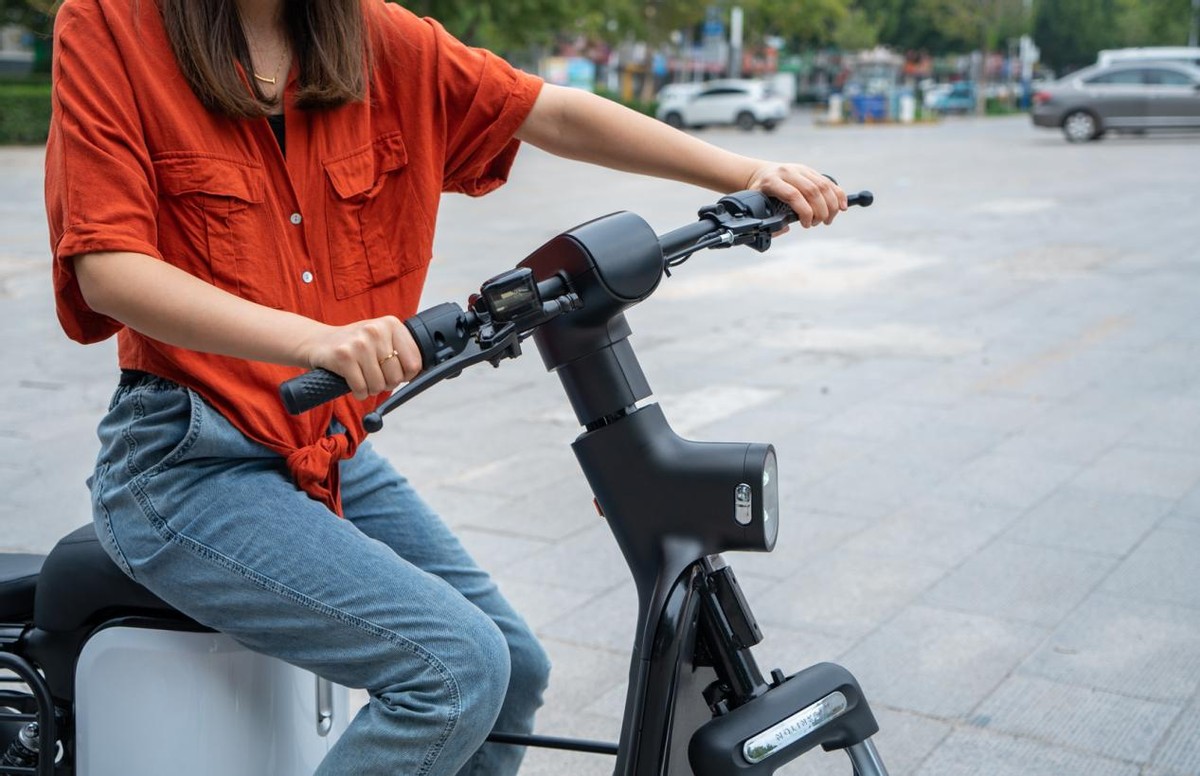 摩灵moi电动车银色,摩灵moi电动车视频