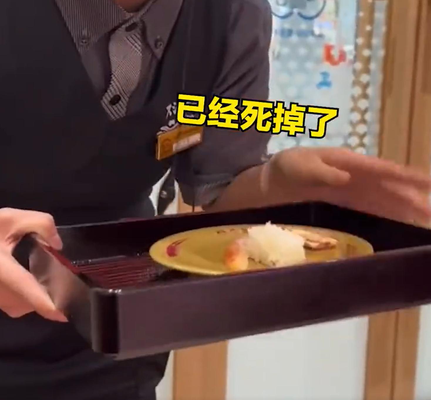 顾客发现蟹腿上有虫卵,服务员称吃了没事,顾客:我晚上肚子疼,店方:是蟹蛭卵,相关部门已介入