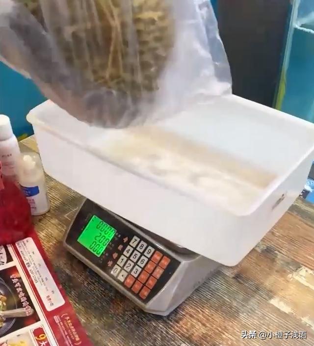 小伙揭露卡车榴莲套路,男子揭穿骗子手段