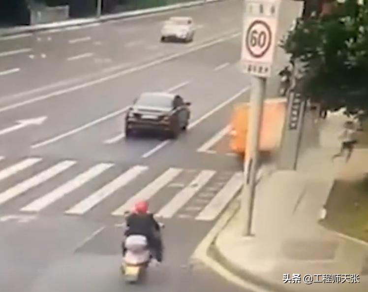 突发！重庆两车相撞，货车冲上便道致1死5伤，时速30公里能伤人？