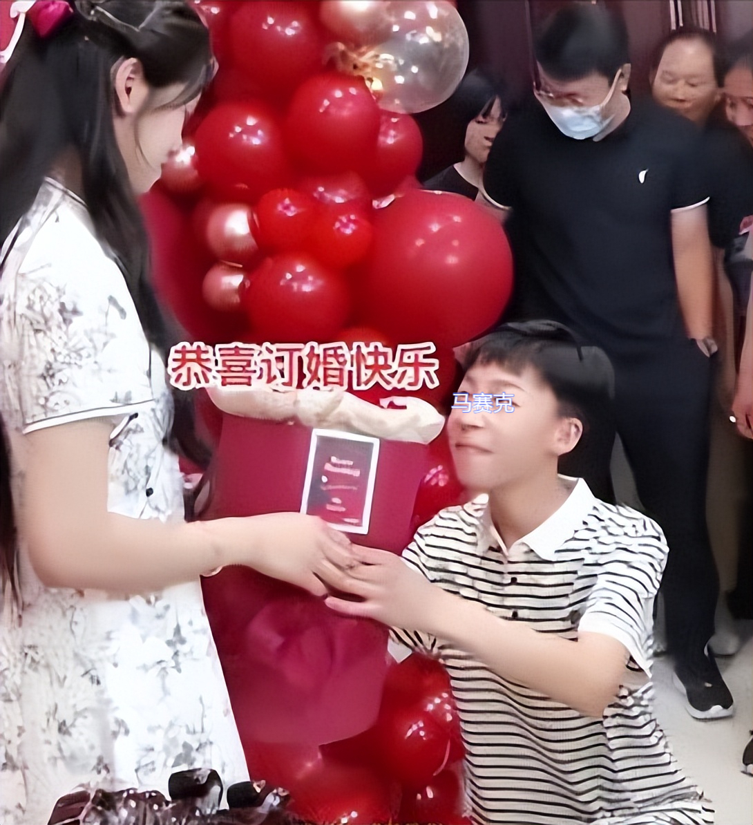 一对男孩女孩高考结束就订婚，是不是有点早？没什么大惊小怪的！