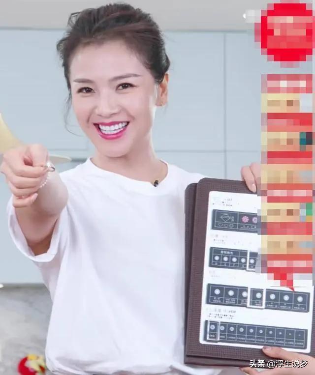 助理伺候明星跪下打伞,助理跪下伺候明星洗脚穿鞋