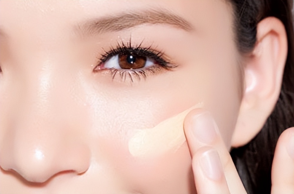 擦粉底液的正确三个方法,粉底液涂抹用什么工具