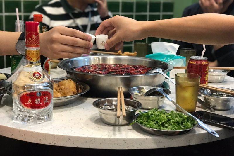 为什么都喜欢在网上买酒,网购白酒为什么便宜那么多