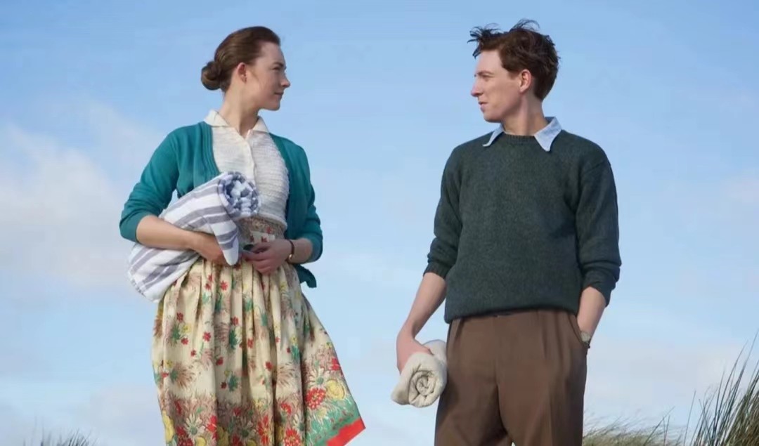 美国影片《布鲁克林》多次出现爱丽丝的定格画面有什么目的？